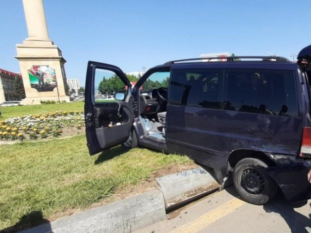 Gəncədə sərnişinləri hava limanına aparan mikroavtobus qəzaya düşüb<font color=red> - FOTOLAR</font>