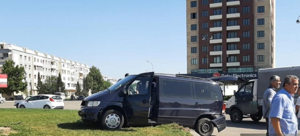 Gəncədə sərnişinləri hava limanına aparan mikroavtobus qəzaya düşüb<font color=red> - FOTOLAR</font>