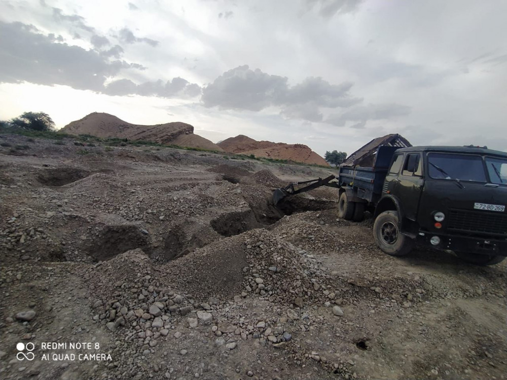 Qanunsuz qum-çınqıl daşıyan Culfa rayon sakini saxlanılıb<font color=red> - FOTOLAR</font>