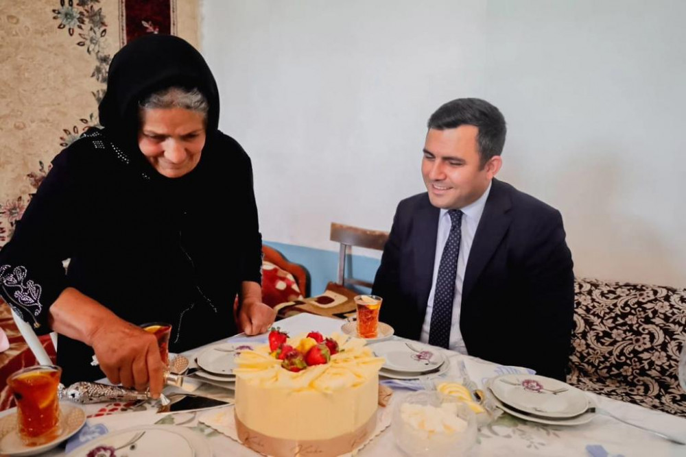 Ceyhun Cəlilov tənha ahıl Tamam Tağıyevanı anadan olmasının 75 illiyi münasibətilə ziyarət edib<font color=red> - FOTOLAR</font>