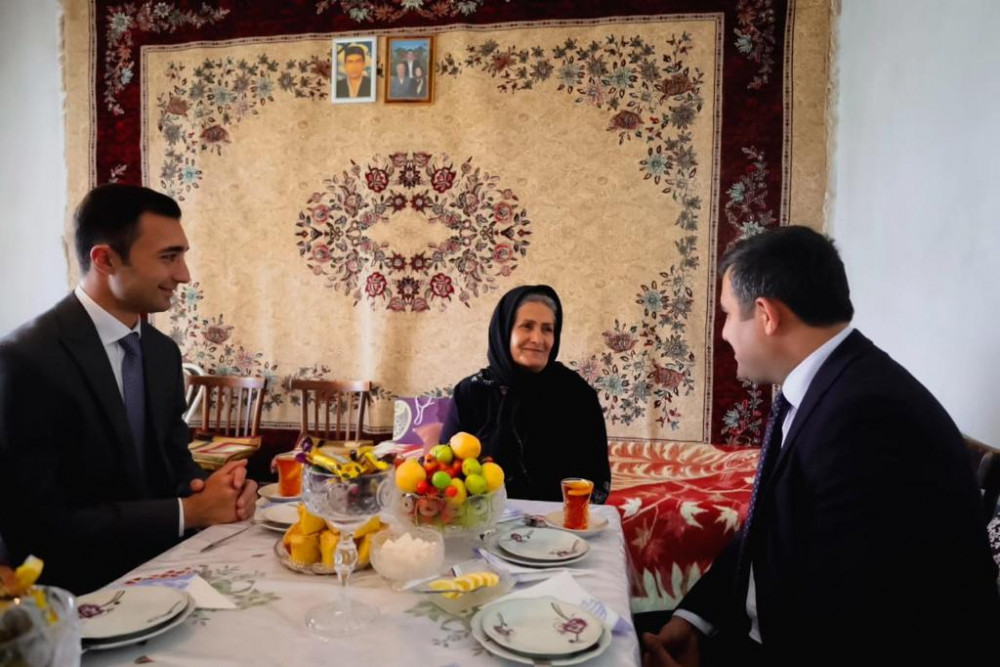 Ceyhun Cəlilov tənha ahıl Tamam Tağıyevanı anadan olmasının 75 illiyi münasibətilə ziyarət edib<font color=red> - FOTOLAR</font>