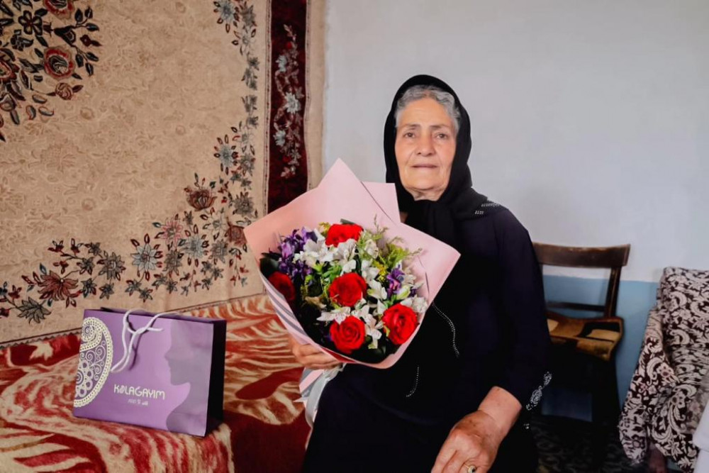 Ceyhun Cəlilov tənha ahıl Tamam Tağıyevanı anadan olmasının 75 illiyi münasibətilə ziyarət edib<font color=red> - FOTOLAR</font>