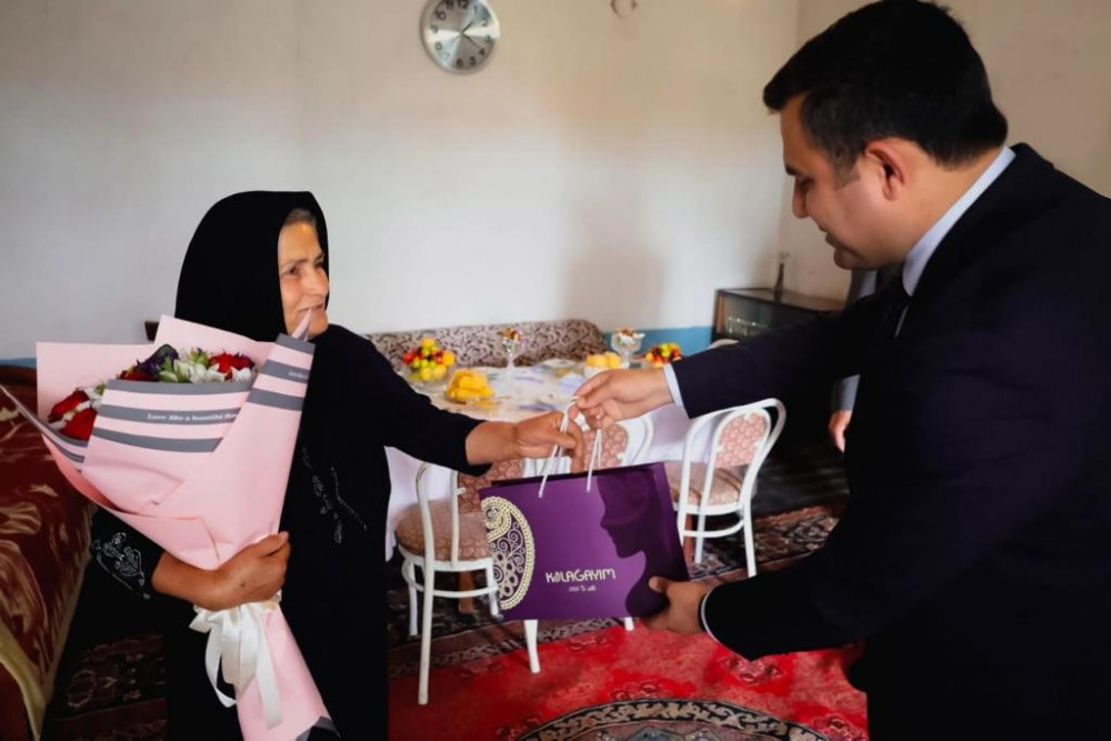 Ceyhun Cəlilov tənha ahıl Tamam Tağıyevanı anadan olmasının 75 illiyi münasibətilə ziyarət edib<font color=red> - FOTOLAR</font>