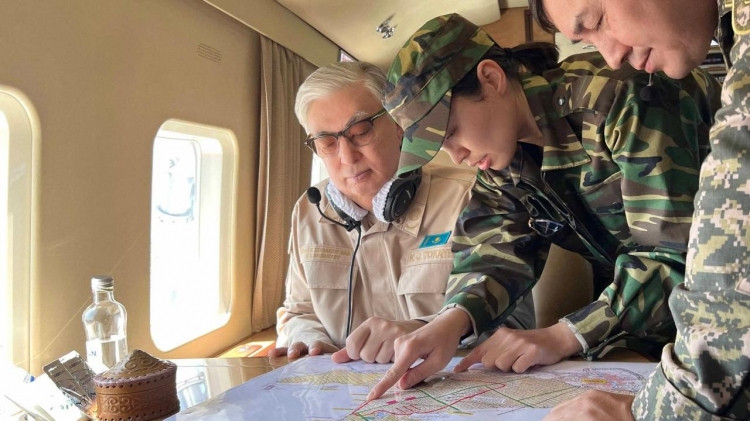 Qazaxıstan Prezidenti Tokayev meşə yanğını baş verən əraziyə baxış keçirib<font color=red> - FOTOLAR</font>