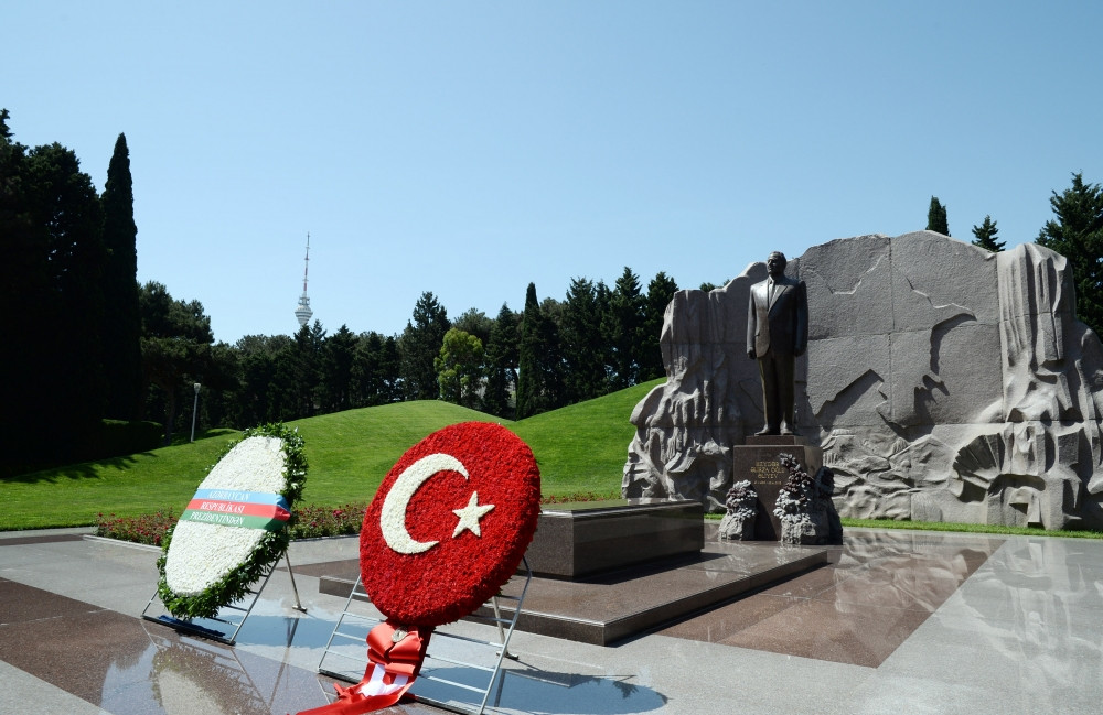 Rəcəb Tayyib Ərdoğan Ulu Öndər Heydər Əliyevin məzarını ziyarət edib<font color=red> - FOTOLAR</font>