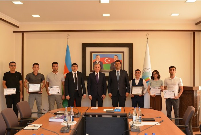 Vergi olimpiadasında fərqlənən tələbələr mükafatlandırılıb<font color=red> - FOTOLAR</font>