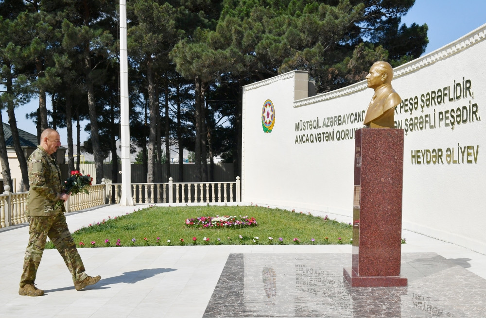 Prezident İlham Əliyev MN-in komando hərbi hissələrinin birində yaradılan şəraitlə tanış olub, hərbi hissəyə Döyüş bayrağını təqdim edib<font color='red'> - YENİLƏNİB 2</font><font color=red> - FOTOLAR</font>