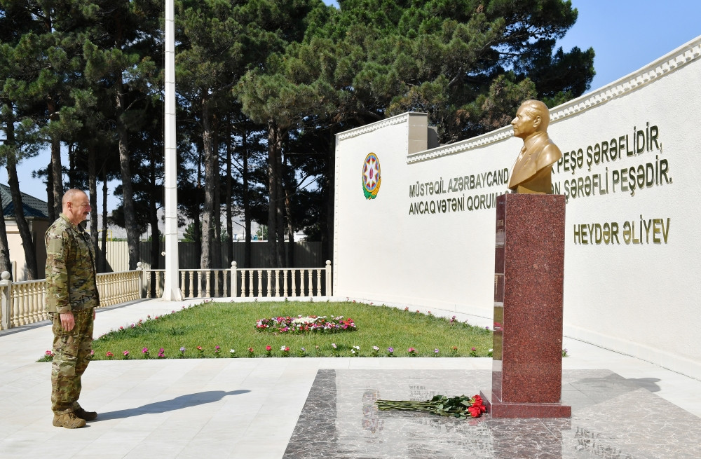 Prezident İlham Əliyev MN-in komando hərbi hissələrinin birində yaradılan şəraitlə tanış olub, hərbi hissəyə Döyüş bayrağını təqdim edib<font color='red'> - YENİLƏNİB 2</font><font color=red> - FOTOLAR</font>