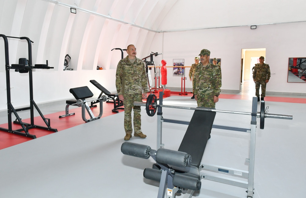 Prezident İlham Əliyev MN-in komando hərbi hissələrinin birində yaradılan şəraitlə tanış olub, hərbi hissəyə Döyüş bayrağını təqdim edib<font color='red'> - YENİLƏNİB 2</font><font color=red> - FOTOLAR</font>