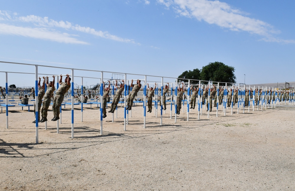 Prezident İlham Əliyev MN-in komando hərbi hissələrinin birində yaradılan şəraitlə tanış olub, hərbi hissəyə Döyüş bayrağını təqdim edib<font color='red'> - YENİLƏNİB 2</font><font color=red> - FOTOLAR</font>