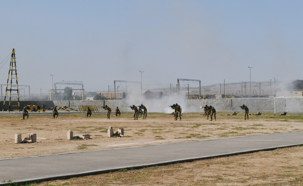 Prezident İlham Əliyev MN-in komando hərbi hissələrinin birində yaradılan şəraitlə tanış olub, hərbi hissəyə Döyüş bayrağını təqdim edib<font color='red'> - YENİLƏNİB 2</font><font color=red> - FOTOLAR</font>