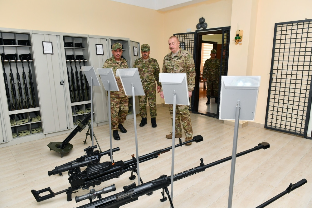 Prezident İlham Əliyev MN-in komando hərbi hissələrinin birində yaradılan şəraitlə tanış olub, hərbi hissəyə Döyüş bayrağını təqdim edib<font color='red'> - YENİLƏNİB 2</font><font color=red> - FOTOLAR</font>