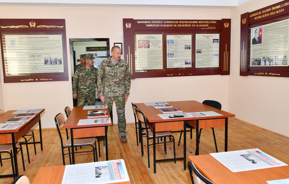 Prezident İlham Əliyev MN-in komando hərbi hissələrinin birində yaradılan şəraitlə tanış olub, hərbi hissəyə Döyüş bayrağını təqdim edib<font color='red'> - YENİLƏNİB 2</font><font color=red> - FOTOLAR</font>