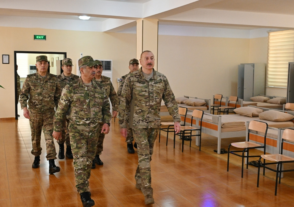 Prezident İlham Əliyev MN-in komando hərbi hissələrinin birində yaradılan şəraitlə tanış olub, hərbi hissəyə Döyüş bayrağını təqdim edib<font color='red'> - YENİLƏNİB 2</font><font color=red> - FOTOLAR</font>