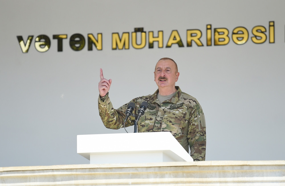 Prezident İlham Əliyev MN-in komando hərbi hissələrinin birində yaradılan şəraitlə tanış olub, hərbi hissəyə Döyüş bayrağını təqdim edib<font color='red'> - YENİLƏNİB 2</font><font color=red> - FOTOLAR</font>