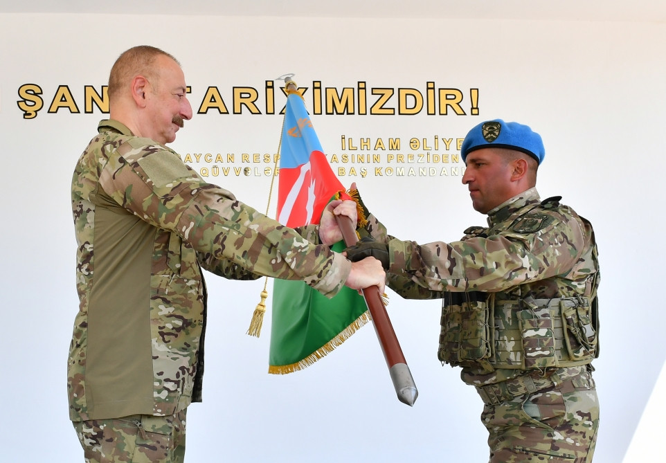 Prezident İlham Əliyev MN-in komando hərbi hissələrinin birində yaradılan şəraitlə tanış olub, hərbi hissəyə Döyüş bayrağını təqdim edib<font color='red'> - YENİLƏNİB 2</font><font color=red> - FOTOLAR</font>