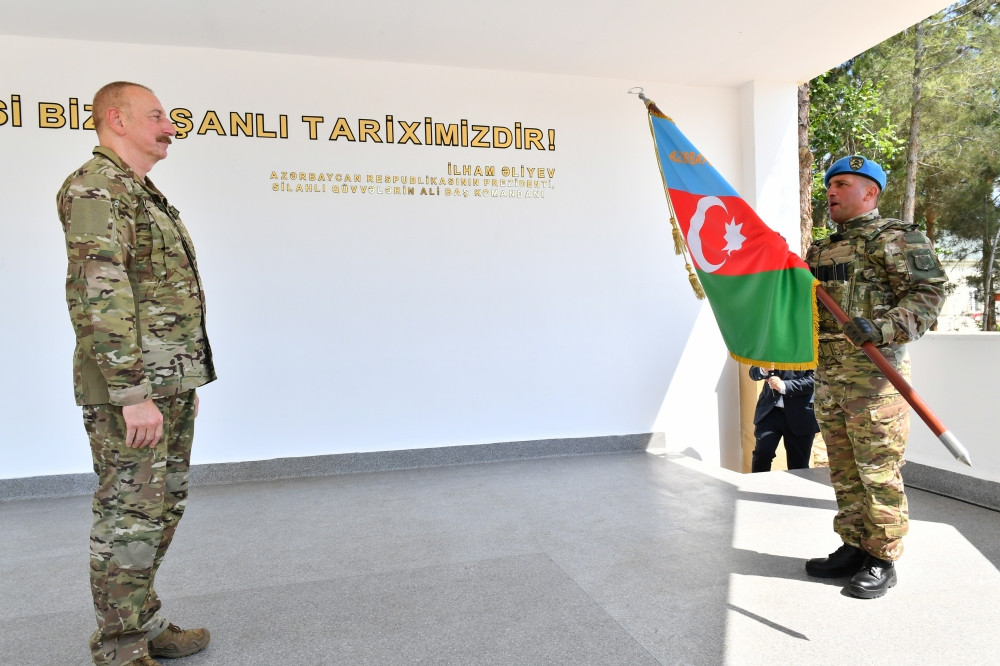 Prezident İlham Əliyev MN-in komando hərbi hissələrinin birində yaradılan şəraitlə tanış olub, hərbi hissəyə Döyüş bayrağını təqdim edib<font color='red'> - YENİLƏNİB 2</font><font color=red> - FOTOLAR</font>