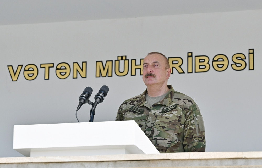 Prezident İlham Əliyev MN-in komando hərbi hissələrinin birində yaradılan şəraitlə tanış olub, hərbi hissəyə Döyüş bayrağını təqdim edib<font color='red'> - YENİLƏNİB 2</font><font color=red> - FOTOLAR</font>