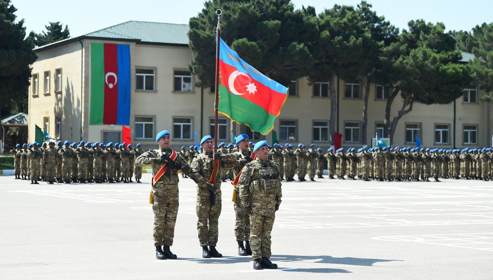 Prezident İlham Əliyev MN-in komando hərbi hissələrinin birində yaradılan şəraitlə tanış olub, hərbi hissəyə Döyüş bayrağını təqdim edib<font color='red'> - YENİLƏNİB 2</font><font color=red> - FOTOLAR</font>