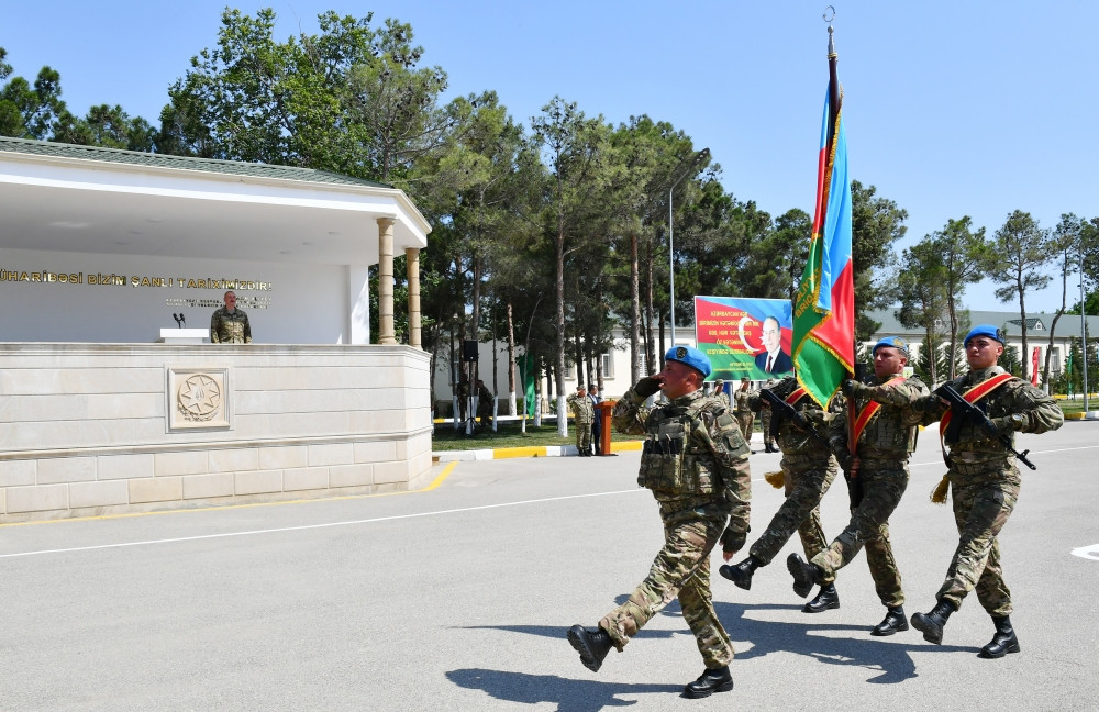 Prezident İlham Əliyev MN-in komando hərbi hissələrinin birində yaradılan şəraitlə tanış olub, hərbi hissəyə Döyüş bayrağını təqdim edib<font color='red'> - YENİLƏNİB 2</font><font color=red> - FOTOLAR</font>