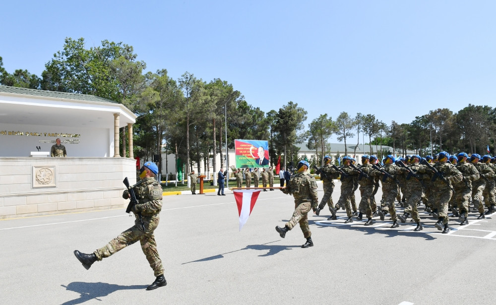 Prezident İlham Əliyev MN-in komando hərbi hissələrinin birində yaradılan şəraitlə tanış olub, hərbi hissəyə Döyüş bayrağını təqdim edib<font color='red'> - YENİLƏNİB 2</font><font color=red> - FOTOLAR</font>