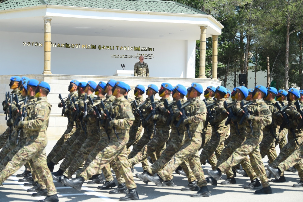 Prezident İlham Əliyev MN-in komando hərbi hissələrinin birində yaradılan şəraitlə tanış olub, hərbi hissəyə Döyüş bayrağını təqdim edib<font color='red'> - YENİLƏNİB 2</font><font color=red> - FOTOLAR</font>