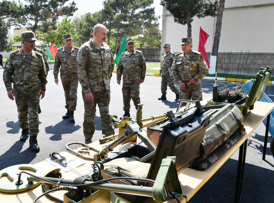 Prezident İlham Əliyev MN-in komando hərbi hissələrinin birində yaradılan şəraitlə tanış olub, hərbi hissəyə Döyüş bayrağını təqdim edib<font color='red'> - YENİLƏNİB 2</font><font color=red> - FOTOLAR</font>