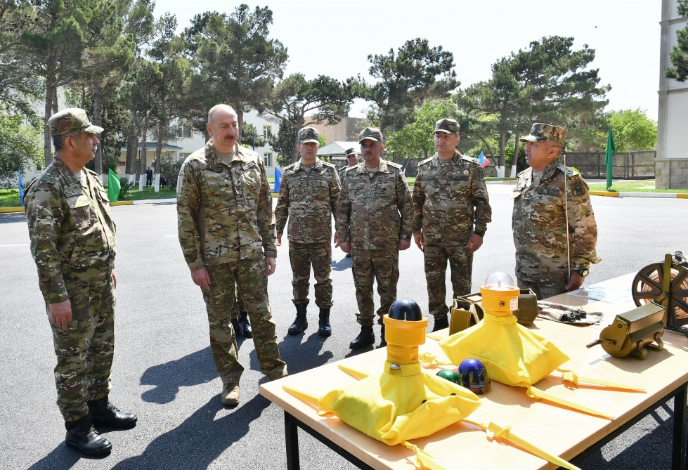 Prezident İlham Əliyev MN-in komando hərbi hissələrinin birində yaradılan şəraitlə tanış olub, hərbi hissəyə Döyüş bayrağını təqdim edib<font color='red'> - YENİLƏNİB 2</font><font color=red> - FOTOLAR</font>
