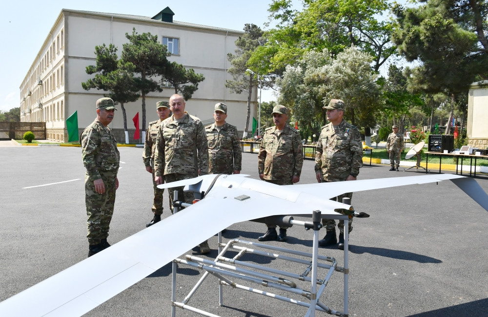 Prezident İlham Əliyev MN-in komando hərbi hissələrinin birində yaradılan şəraitlə tanış olub, hərbi hissəyə Döyüş bayrağını təqdim edib<font color='red'> - YENİLƏNİB 2</font><font color=red> - FOTOLAR</font>