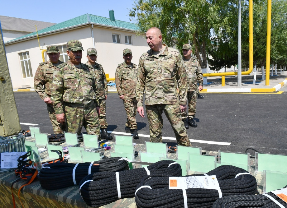Prezident İlham Əliyev MN-in komando hərbi hissələrinin birində yaradılan şəraitlə tanış olub, hərbi hissəyə Döyüş bayrağını təqdim edib<font color='red'> - YENİLƏNİB 2</font><font color=red> - FOTOLAR</font>