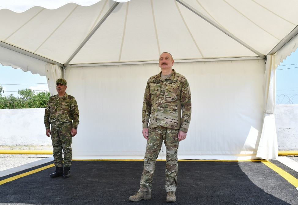 Prezident İlham Əliyev MN-in komando hərbi hissələrinin birində yaradılan şəraitlə tanış olub, hərbi hissəyə Döyüş bayrağını təqdim edib<font color='red'> - YENİLƏNİB 2</font><font color=red> - FOTOLAR</font>