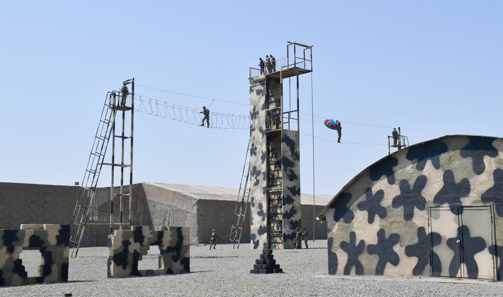 Prezident İlham Əliyev MN-in komando hərbi hissələrinin birində yaradılan şəraitlə tanış olub, hərbi hissəyə Döyüş bayrağını təqdim edib<font color='red'> - YENİLƏNİB 2</font><font color=red> - FOTOLAR</font>