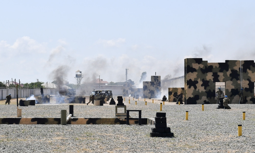 Prezident İlham Əliyev MN-in komando hərbi hissələrinin birində yaradılan şəraitlə tanış olub, hərbi hissəyə Döyüş bayrağını təqdim edib<font color='red'> - YENİLƏNİB 2</font><font color=red> - FOTOLAR</font>