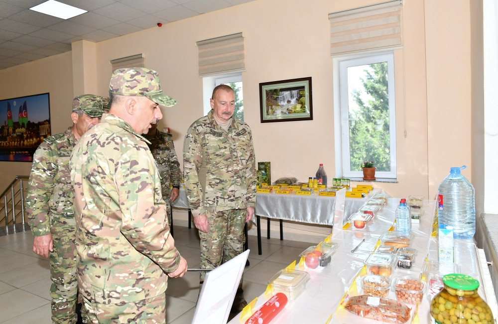 Prezident İlham Əliyev MN-in komando hərbi hissələrinin birində yaradılan şəraitlə tanış olub, hərbi hissəyə Döyüş bayrağını təqdim edib<font color='red'> - YENİLƏNİB 2</font><font color=red> - FOTOLAR</font>