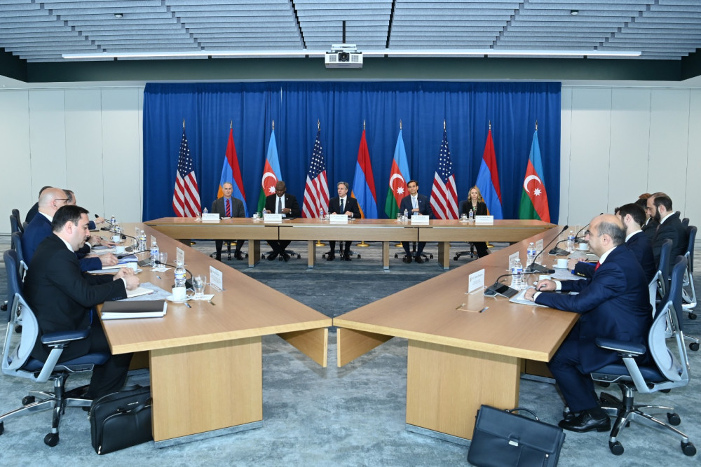 Blinkenin iştirakı ilə Azərbaycan və Ermənistan XİN rəhbərlərinin görüşü keçirilir<font color=red> - FOTOLAR</font>