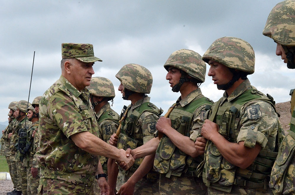 Azərbaycan Ordusunun Baş Qərargah rəisi bir neçə döyüş mövqeyində olub<font color=red> - FOTOLAR</font>