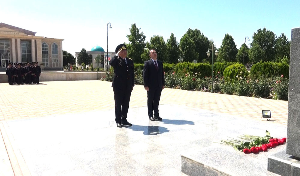 Şərurda ulu öndərin abidəsi ziyarət edilib<font color=red> - FOTOLAR</font>