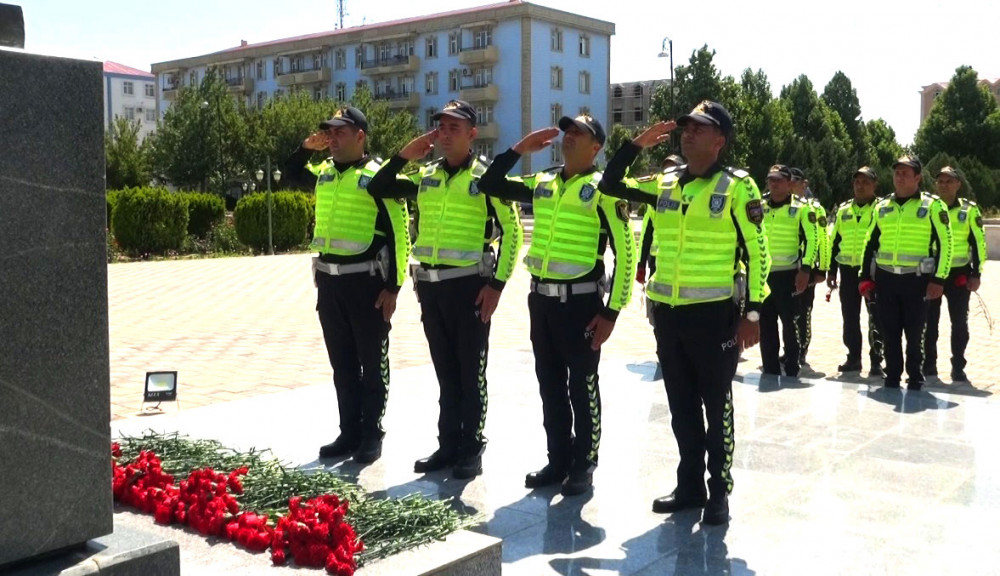 Şərurda ulu öndərin abidəsi ziyarət edilib<font color=red> - FOTOLAR</font>