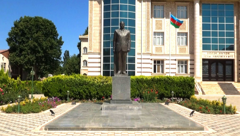 Şərurda ulu öndərin abidəsi ziyarət edilib<font color=red> - FOTOLAR</font>