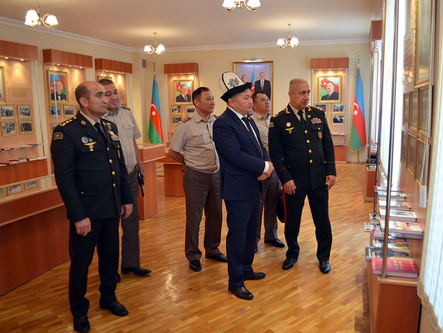 Qırğızıstan müdafiə nazirinin rəhbərlik etdiyi nümayəndə heyətinin ölkəmizə səfəri davam edir<font color=red> - FOTOLAR</font>