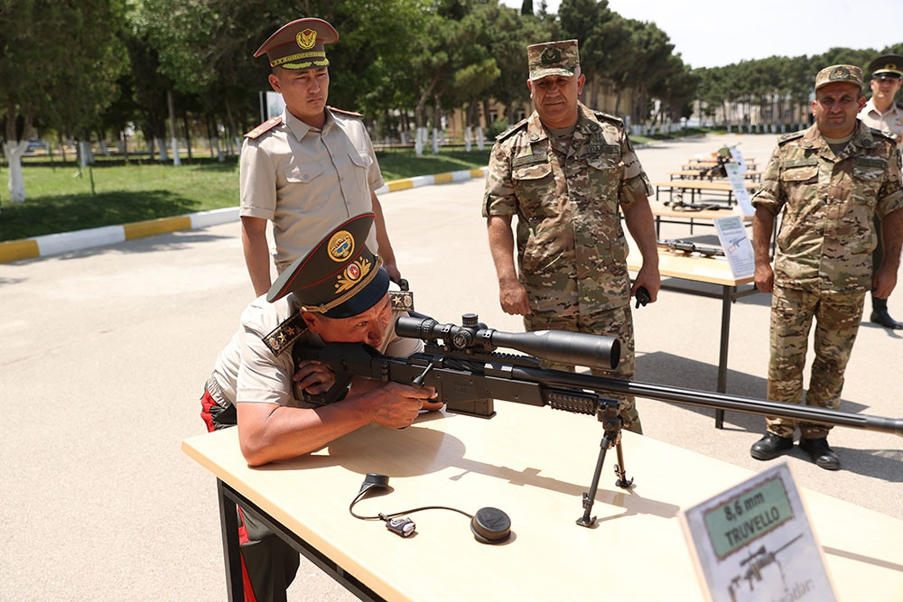 Qırğızıstan müdafiə nazirinin rəhbərlik etdiyi nümayəndə heyətinin ölkəmizə səfəri davam edir<font color=red> - FOTOLAR</font>