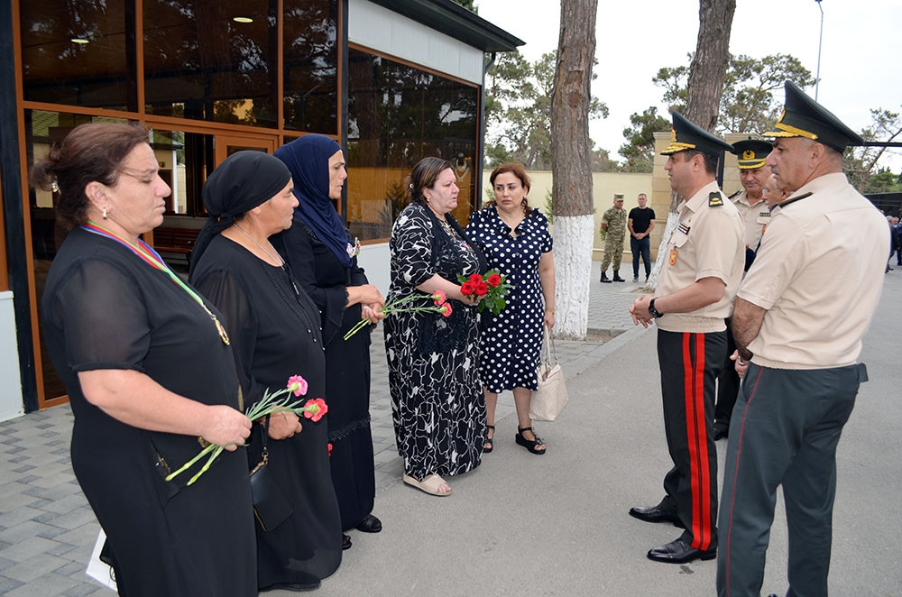 Müdafiə Nazirliyinin şəxsi heyəti Tovuz döyüşlərinin ildönümü ilə əlaqədar İkinci Şəhidlər xiyabanını ziyarət edib<font color=red> - FOTOLAR</font>