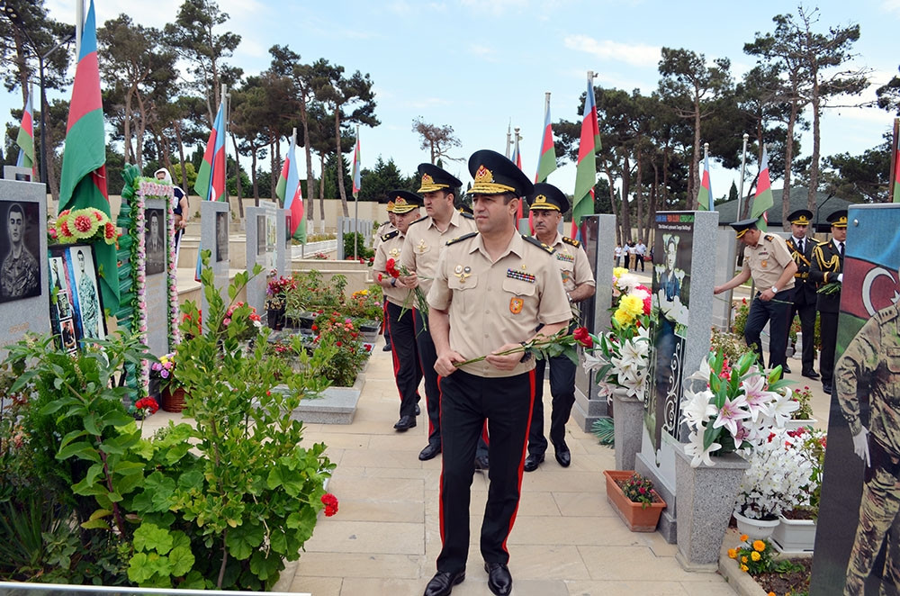 Müdafiə Nazirliyinin şəxsi heyəti Tovuz döyüşlərinin ildönümü ilə əlaqədar İkinci Şəhidlər xiyabanını ziyarət edib<font color=red> - FOTOLAR</font>