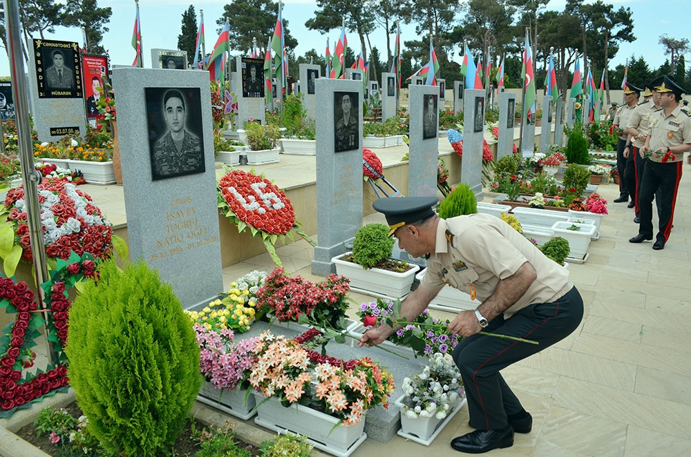 Müdafiə Nazirliyinin şəxsi heyəti Tovuz döyüşlərinin ildönümü ilə əlaqədar İkinci Şəhidlər xiyabanını ziyarət edib<font color=red> - FOTOLAR</font>