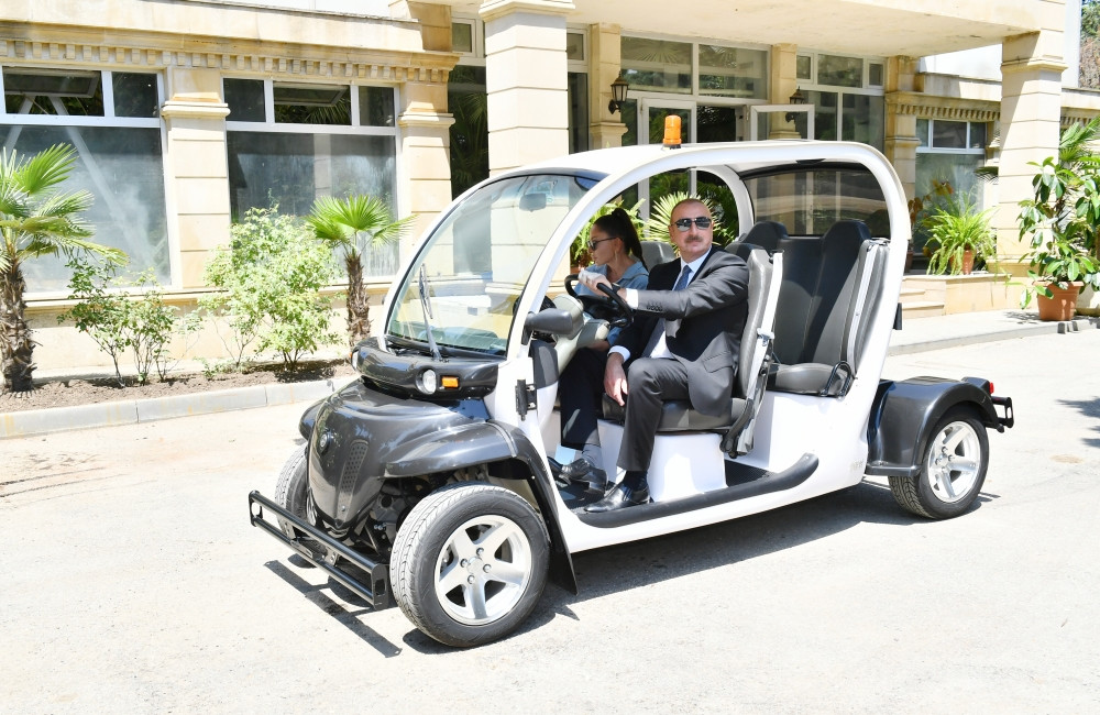 Prezident İlham Əliyev və birinci xanım Mehriban Əliyeva Mərkəzi Nəbatat Bağında aparılan işlərlə tanış olublar <font color='red'> - YENİLƏNİB</font><font color=red> - FOTOLAR</font>