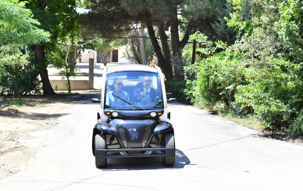 Prezident İlham Əliyev və birinci xanım Mehriban Əliyeva Mərkəzi Nəbatat Bağında aparılan işlərlə tanış olublar <font color='red'> - YENİLƏNİB</font><font color=red> - FOTOLAR</font>