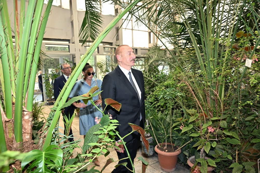 Prezident İlham Əliyev və birinci xanım Mehriban Əliyeva Mərkəzi Nəbatat Bağında aparılan işlərlə tanış olublar <font color='red'> - YENİLƏNİB</font><font color=red> - FOTOLAR</font>