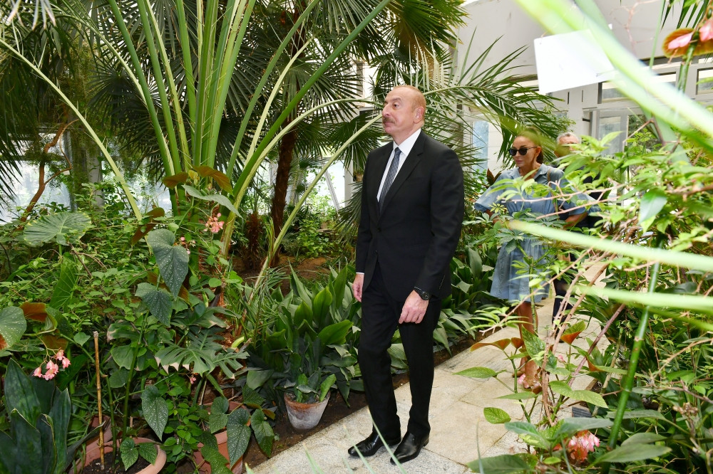 Prezident İlham Əliyev və birinci xanım Mehriban Əliyeva Mərkəzi Nəbatat Bağında aparılan işlərlə tanış olublar <font color='red'> - YENİLƏNİB</font><font color=red> - FOTOLAR</font>