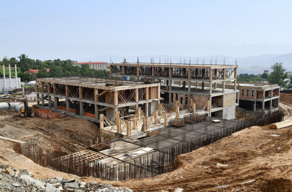 Prezident İlham Əliyev Şuşa şəhər xəstəxanasının binasında tikinti işlərinin gedişi ilə tanış olub<font color=red> - FOTOLAR</font>