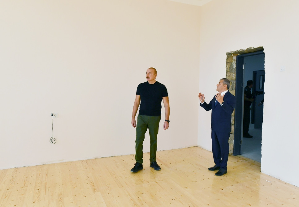 Prezident İlham Əliyev Şuşada 1 nömrəli tam orta məktəbin binasında tikinti işlərinin gedişi ilə tanış olub<font color=red> - FOTOLAR</font>